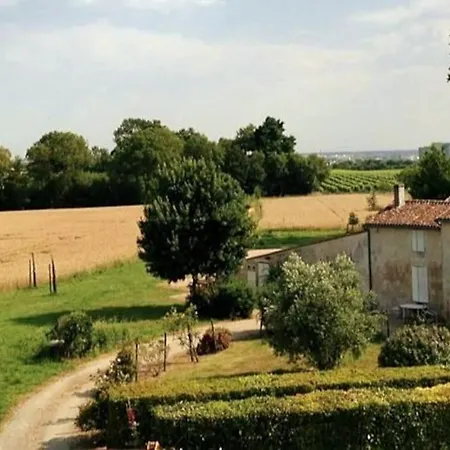 Holiday home Des Noisettes A La Porte De Saintes *