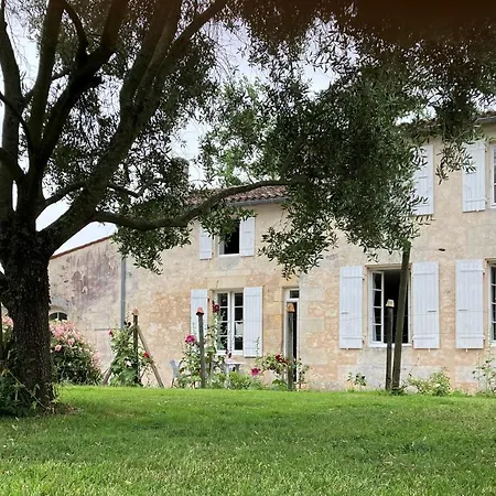 Des Noisettes A La Porte De Saintes Holiday home